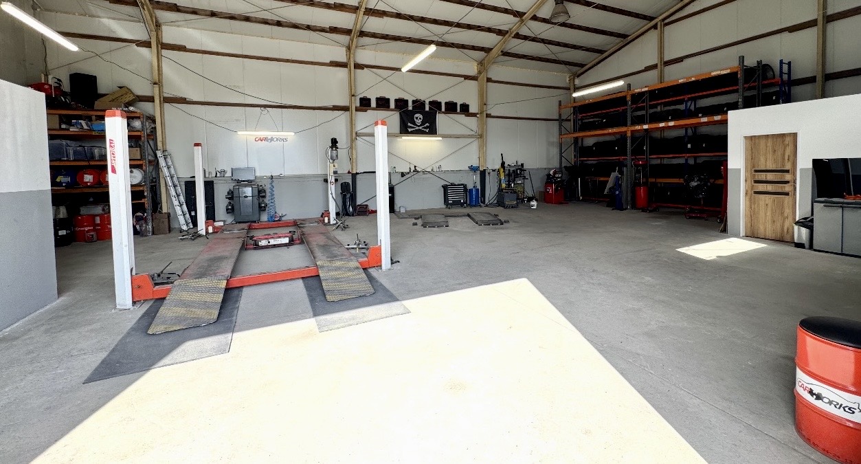 Servisní hala s technickým vybavením